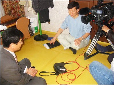 MBC PD수첩이 한 씨를 만나 취재를 벌이고 있다. 